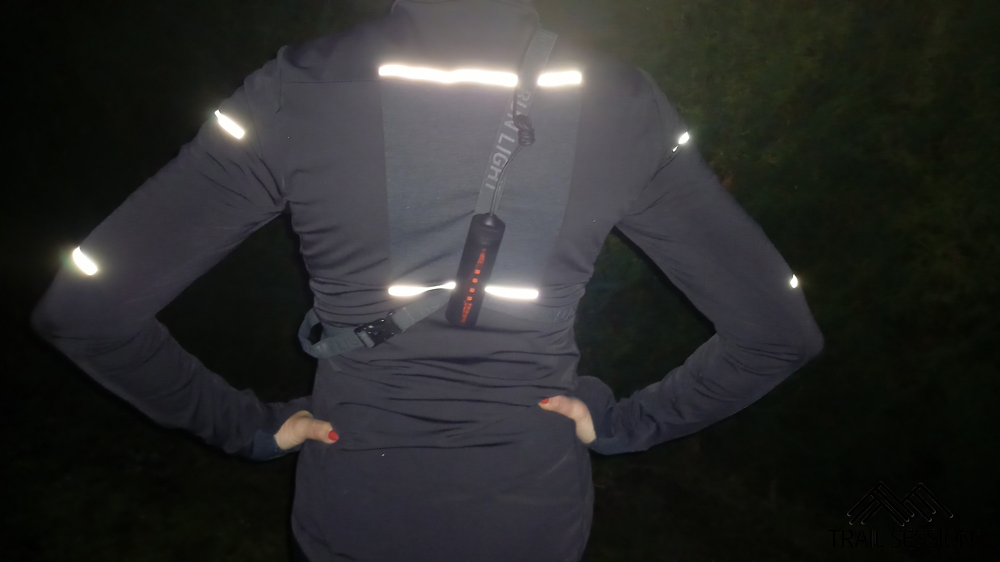 Promo Kiprun lampe de running pectorale run light 250 chez Decathlon