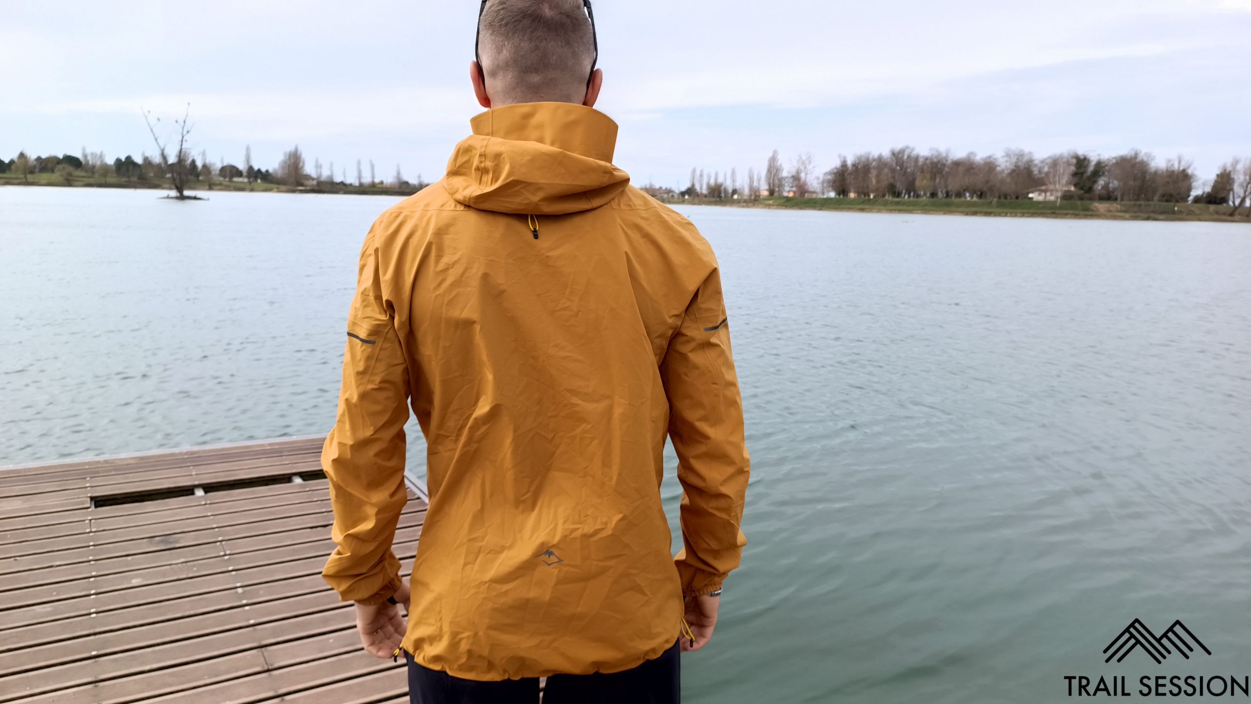 Veste légère running Woven Jacket Asics orange pour femme promo  trekking/camping